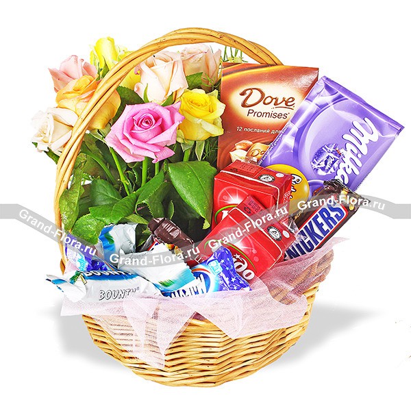 Маленькая сластена - подарочная корзина с цветами и сладостями