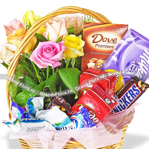 Маленькая сластена - подарочная корзина с цветами и сладостями